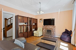 Cozy 3BR Townhome Walk to City Center & Park Free